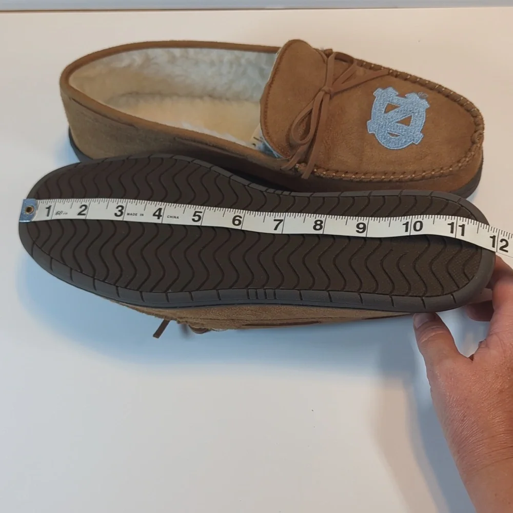 FOCO Men's North Carolina Tar Heels Moccasin Slippers Size Large - US 11/12